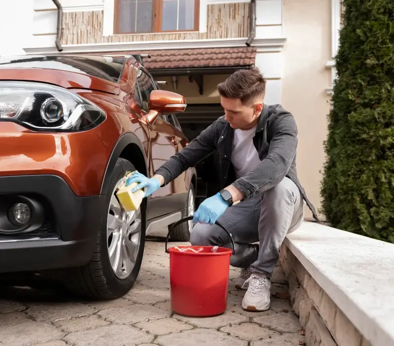 Lavage auto à domicile Saint-Silvain-sous-Toulx : professionnel intervenant sur un véhicule